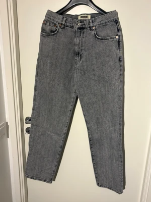 Grå raka jeans från Woodbird - Säljer ett par grå jeans från woodbird för ett riktigt bra pris. Storlek 29/32. Hör av er vid minsta lilla fråga. 
