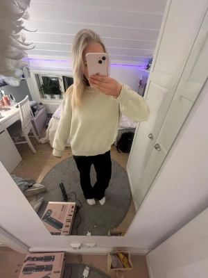 Vit stickad tröja - Mysig vit stickad tröja med oversized passform och rund hals. Prislappen är tyvärr inte kvar men den är från H&M