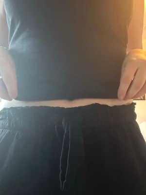 Slappa byxor  - Svarta slappa byxor med volang och knytt i midjan ❤️