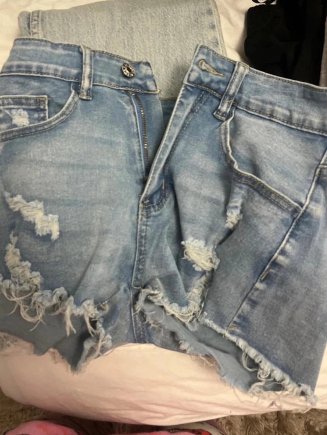 Ljusa slitna jeansshorts med fransar