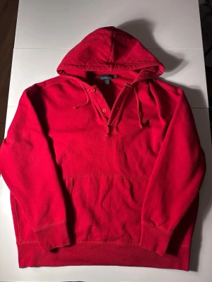 Röd Ralph Lauren hoodie - Tja den är i mycket bra skrin i storlek Xl från Ralph lauren