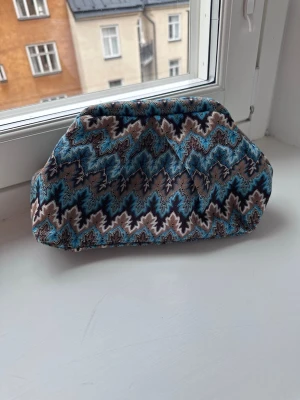 Blå väska - Supersygg blå väska till sommaren med missonimönster!