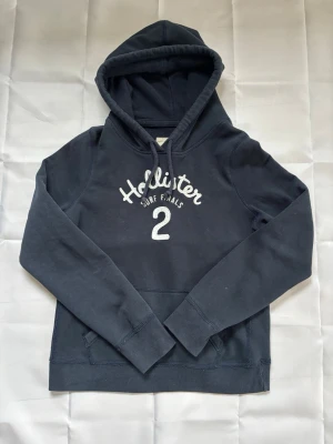 Vintage hollister hoodie  - En riktigt fet hollister tröja! Sitter mycket bra på och har fint skick. Skick:9/10 | modellen är 174cm lång. Pris 599 men kan diskuteras🤩🤩