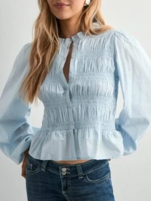 Blus med puffärm och smockdetaljer - Trendig blus med puffiga långärmar och smockdetaljer över bröstet. Finns i ljusblått! Hör av er vid intresse🫶🏼🫶🏼