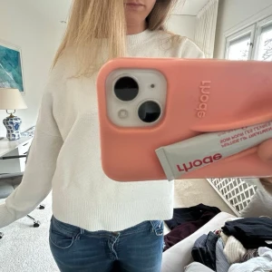 Vit stickad tröja med rund hals - Säljer en enkel och stilren vit stickad tröja med rund hals och långa ärmar. Tröjan har en rak passform och ribbade muddar vid ärmslut och nederkant. Perfekt att matcha med jeans för en clean look. Från Zara, stl M❤️