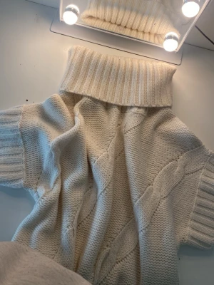 Stickad tröja ifrån Gina❣️ - Stickad tröja ifrån Gina, storlek S, skriv för fler bilder. Har endast använt den 1 gång och är i ett mycket bra skick❤️