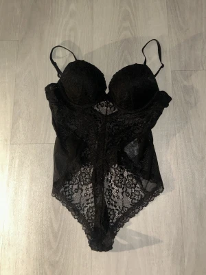 Spets body från Hm - Storlek 36 och bra skick!