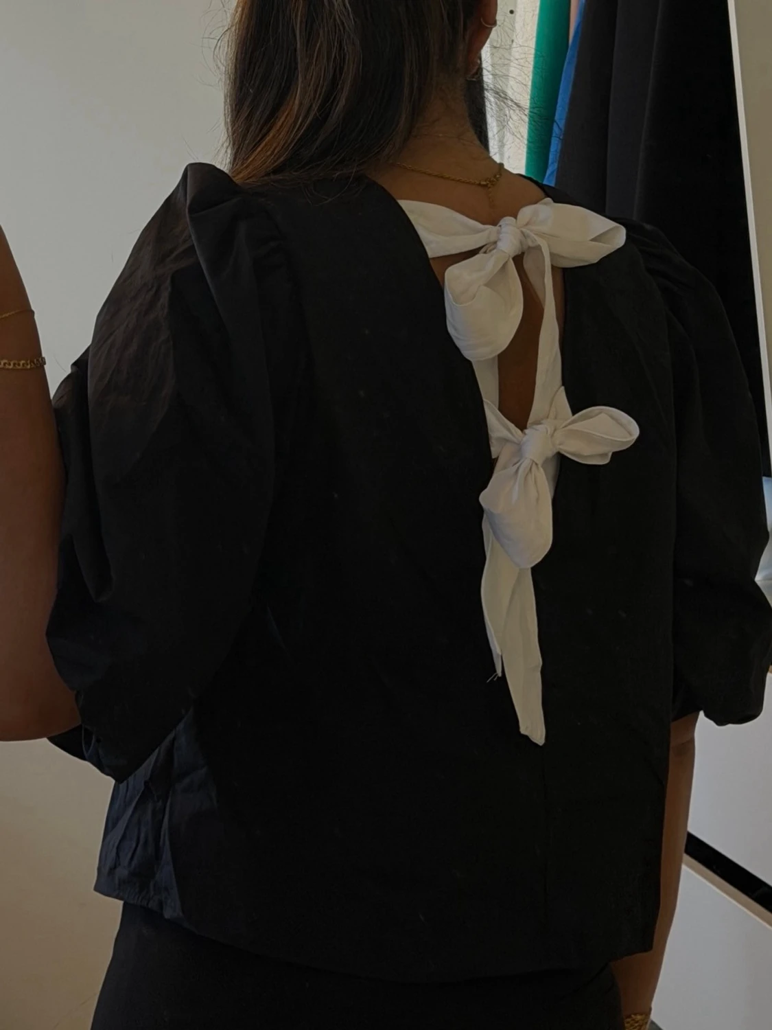 Svart blus med puffärm - 3