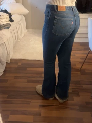 Blå bootcut jeans från Levi's - Säljer ett par klassiska blå bootcut jeans från Levi's med mid waist