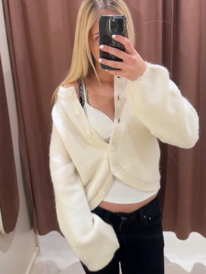 Beige kofta - Köpte för 1 månad sedan, försenat att lämna tillbaka, aldrig använd💞