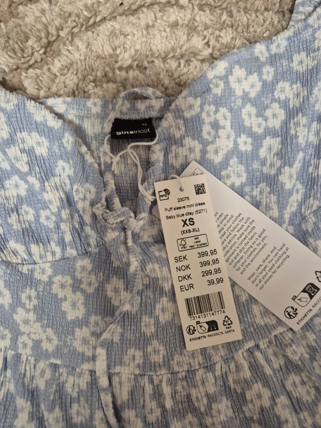 Blommig ljusblå klänning från Gina Tricot - 2