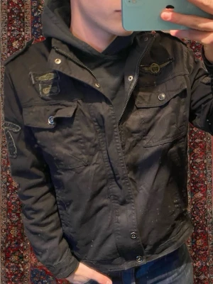 Field jacka - Skit snygg field jacka/ overshirt i storleken M, modellen är 183 och väger 73 kg. Skriv vid frågor eller funderingar!