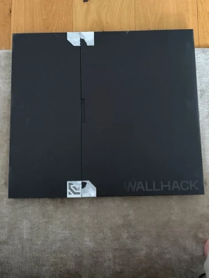 Wallhack GlasMusmatta - Säljer nu min wallhack musmatta eftersom jag inte använder den längre. inga täcken på använding och perfekt för gaming.