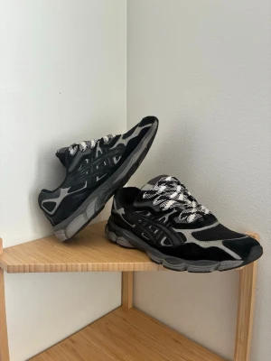 Asics Gel Nyc svart/grå - Storlek 44 passar även 43. Svarta och gråa har använts lite men är ändå i väldigt bra skick. 