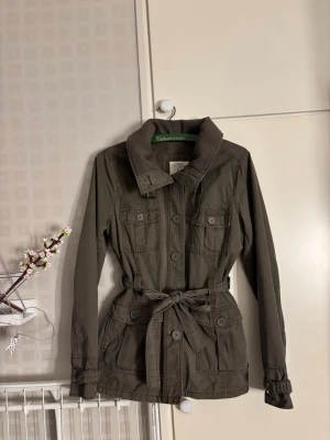 Jacka - Väldigt fin jacka som passar för vår och höst. Den är köpt på vinted men passar tyvärr inte mig. Den har jätte fina detaljer och man kan ha upp kragen om man vill. Den är i storlek 42 från HM (äldre modell).