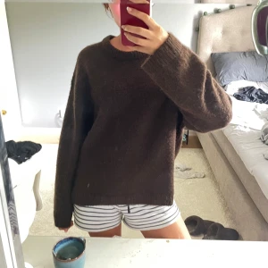 Brun stickad - Brun stickad jättefin knappt använd