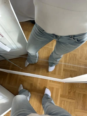 Ljusblå bootcut jeans - Lowwaist bootcut jeans ifrån cheap monday. Super fina men kommer inte till användning längre. Storlek W27/L30 o sitter perfekt på mig som är 160