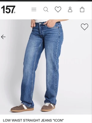 Blå low waist straight jeans 157 - Ett par blå raka jeans med låg midja från 157. Klassisk femficksmodell i denim med enkel design och normal passform. Perfekta för en avslappnad och trendig look. Materialet är slitstarkt bomullsdenim. Köptes för 400kr.