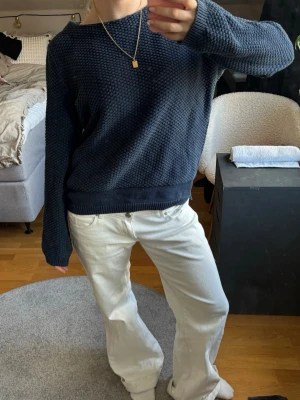 Stickad tröja - Mysig mörkblå stickad tröja med strukturstickat mönster! Priset är diskuterbart vid snabb affär🥰