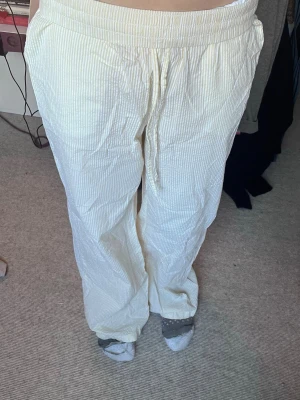 Sommar byxor - Säljer ett par superfina vita tunna byxor med gula ränder, perfekta till sommaren! Aldrig använda❣️