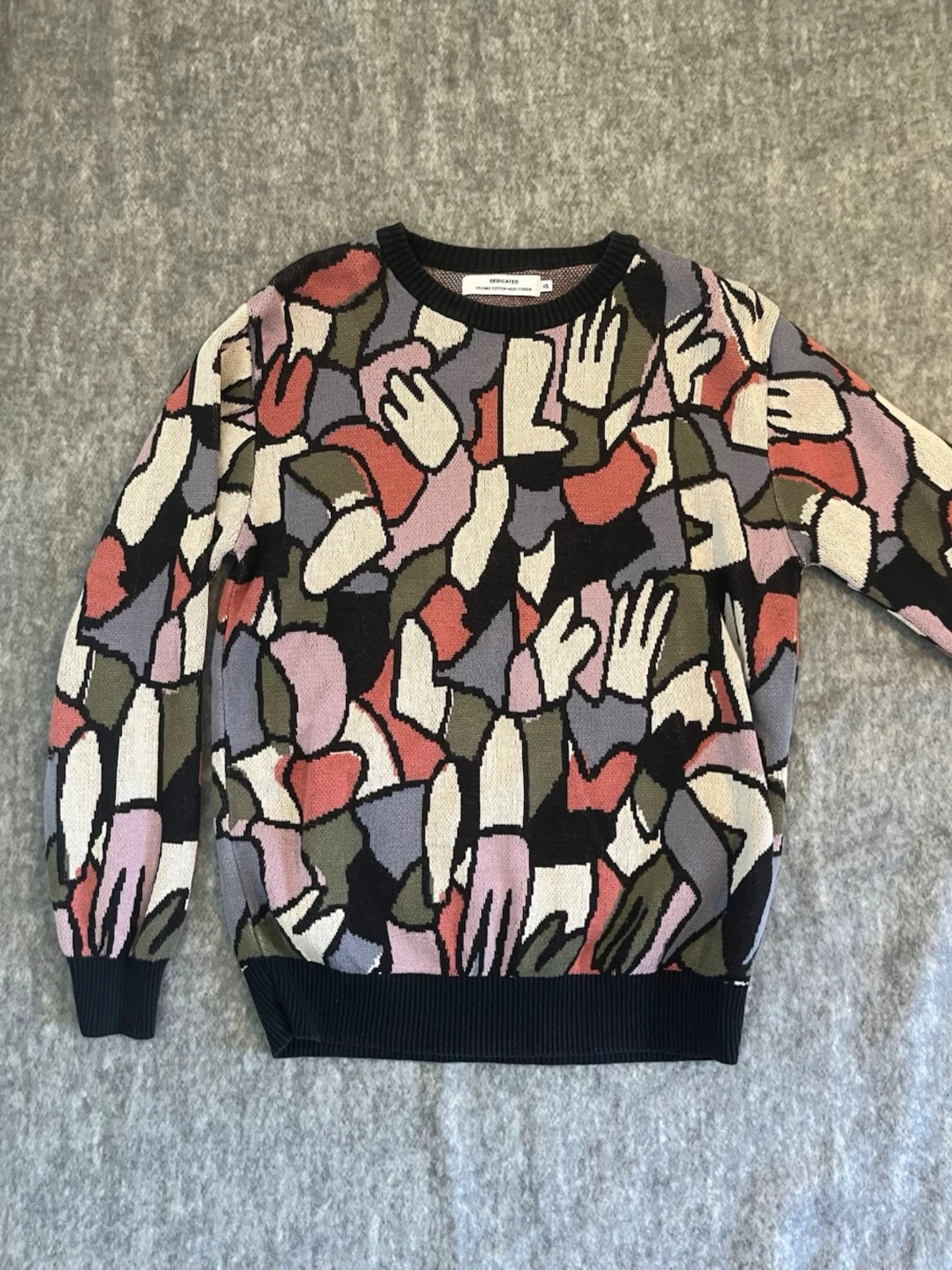 Stickad tröja med handmönster - 1