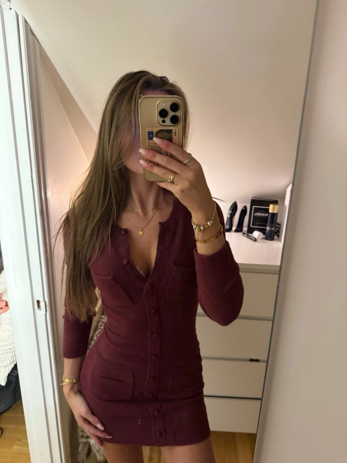 Vinröd ribbad kortklänning