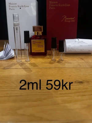 Maison Francis Kurkdjian Baccarat Rouge 540 Extrait de Parfum 2ml - Maison Francis Kurkdjian Baccarat Rouge 540 Extrait de Parfum ✨ Parfymen alla experter pratar om – söt, varm och beroendeframkallande med karamell, mandel och mjukt trä.  Doften skriker pengar, stil och självsäkerhet. Extrait är starkare, djupare och håller länge – några spray räcker.  Inte en vanlig parfym – folk vänder sig om.  ✨ Stick ut och dofta exklusivt 🔥 Bundle finns – 15+ parfymer  Priser: 2ml 59kr | 3ml 79kr | 5ml 119kr | 10ml 219kr