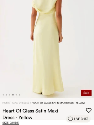 Gul långklänning i satin - Elegant gul långklänning i satin med oneshoulder-design och mjukt fallande tyg. Helt ny, aldrig använd då jag tyckte den var lite för liten för mig. Perfekt till balen! Hör av er om några fler frågor dyker upp! 