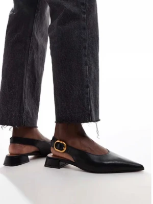 Leonora slingback balett i svart - Leonora slingback balett i svart läder med öppen häl och justerbart spänne i guld. Skorna har spetsig tå och låg klack för en trendig look. Perfekta till jeans eller kjol för en chic touch.