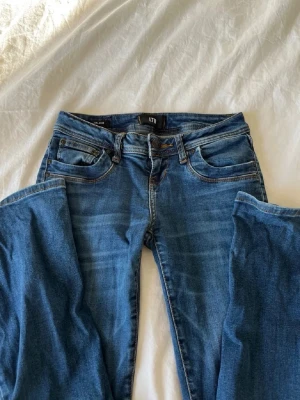 Blå jeans från LTB med raka ben - Snygga bootcut, lågmidjade jeans från LTB, passar mig som är 155cm. Köpta från Zalando men tror inte de säljs längre. Inga defekter, har dock klippt av tvättlappen. Säljer pga att jag har vuxit ur de och att de inte kommer till användning längre 💓  Storlek - W24 L30