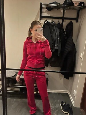 Rött juicy couture set - Säljer mitt snygga juicy couture det då jag har väldigt många!🩷storlek xs i tröja och xxs i byxa!❤️‍🔥