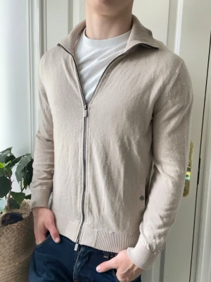 Massimo dutti full zip  - Massimo dutti full zip lång krage, Inga defekter! Modellen i bilderna är 180 cm 75 kg och bär Storlek M , Kom med frågor! 🌟 (Kan gå ned i pris vid köp av paket 😉) 