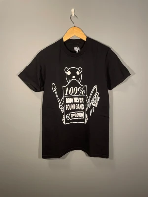 Haunted Mound tischa - Använd 1 gång å tvättad 1 gång. Som ny från deras hemsida vid HauntOHolixxx dropet real Haunted mound. Pit till pit 45 cm total längd 69 cm obs kan va några cm fel. Skriv vid intresse