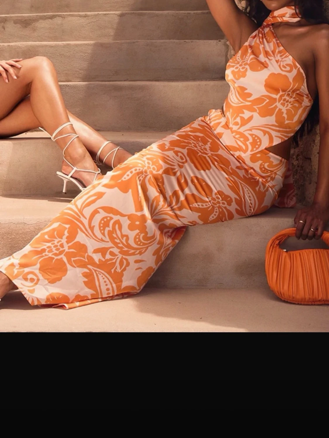 Orangevit halterneckklänning med slits