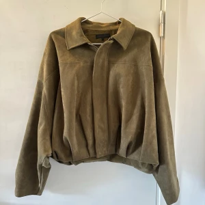 Olivgrön mockajacka  - Snygg olivgrön mockajacka med krage och bred passform från Zara. Storlek M. Jackan har långa ärmar, dold dragkedja framtill och axelklaffar för en cool look. Använd endast en gång.💛