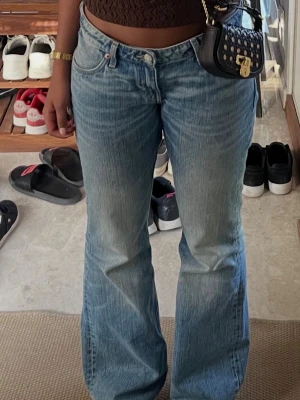 Low rise jeans weekday  - Snygga jeans från weekday i modellen Nova. Storlek: W28/L32