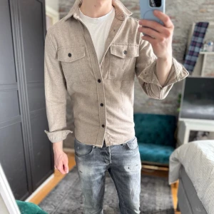 Stickad Overshirt - Mycket bra skick, inga defekter! Passar dig som är mellan 170-180cm ungefär. Modellen är 185 cm, 75kg. Passar bra nu till våren! Skriv för mer information!🤝