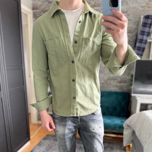 Overshirt - Mycket bra skick, inga defekter! Passar dig som är mellan 170-180cm ungefär. Modellen är 185 cm, 75kg. Passar bra nu till våren! Skriv för mer information!🤝