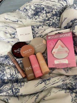 Basprodukter från IsaDora och BTY NAKD - *Alla produkter är oanvända*  Kitet innehåller produkter från  Isadora, BTY by NA-KD samt brushworks och har ett totaltvärde på 1342kr men jag säljer allt 1200kr! Vill man inte köpa allt utan bara en produkt alt enstaka produkter så går det att lösa men då är det ordinarie styckpris som gäller, vill du köpa endast en produkt eller enstaka produkter så skicka ett meddelande med vilken produkt eller vilka produkter du vill köpa så fixar jag en enskild annons med rätt pris!!