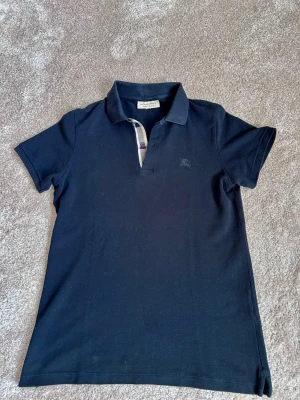 Burberry pike  - Bra skick! Nypris 3500. Storlek M herr. Slim fit modell. Säljs billigt då lappen är lite små sönder. Bara att skriva ifall ni har några frågor eller funderingar, mvh, priset är inte fast. 