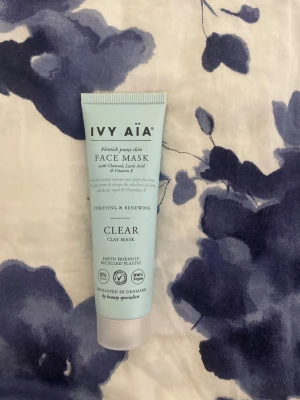 IVY AÏA Clear Lermask - IVY AÏA Clear Clay Mask är en ansiktsmask för oren hud med kol, lermineraler och vitamin E. Tuben är ljusblå och tillverkad av återvunnen plast. Masken är vegansk och parfymfri, utvecklad i Danmark för att rena och förnya huden.