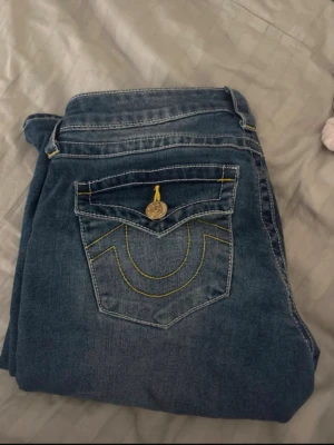 True Religion Joey Low Rise Flare Jeans - Säljer då de inte kommer till användning ❣️ knappt använda ,STORLEK 27