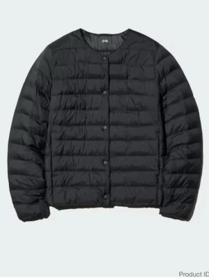 Uniqlo jacka  - Svart jacka från uniqlo i storlek S, perfekt till vår/höst och passar till allt! Lite lätt sliten pga användning men inget som syns tydligt