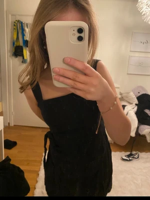 Svart omlottklänning med knytband - Jättefin från other stories! En byxdress/klänning med inbyggda shorts i.