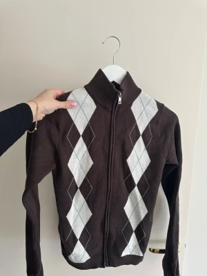 PrettyLittleThing - Säljer denna finstickade kofta i argyle-mönster. Använd en gång. Tjockt stretchigt tyg och fin passform. Stl S. Ej croppad!