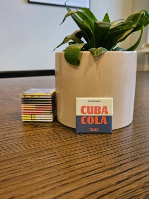 Kylskåpsmagnet Cuba cola - Available in size 50x50mm. All magnets are designed and handmade by me. I use materials that are a mix of new and second hand. I aim to send orders within 24 hours with Postnord, Bring or Early Bird. Follow me on Vinted and Insta. Insta: magnet.man  /Magnet man 🧲