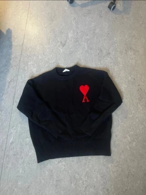 Ami Paris Tröja Svart - Svart Ami Paris – stilren och tidlös tröja i fint skick. Passar perfekt till både vardag och mer uppklädda tillfällen.  Leverans inom 24 timmar 🚚 Pris kan diskuteras vid snabb affär.