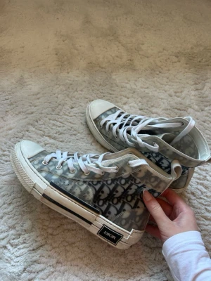 Dior B23 high-top sneakers - Säljer ett par Dior B23 high-top sneakers, rengör dem innan jag skickar. Har kvitto! De är använda några gånger men skulle säga att de ser som nya ut när jag rengjort dem💕storlek 39 1/2 men passar mer 39 