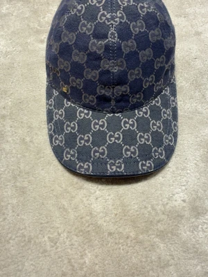 Blå GG keps  - Säljer min keps då den inte är min stil men i nytt skick!!                                                            Pris kan diskuteras vid snabb affär!