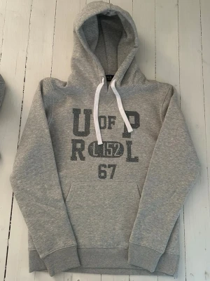 Ralph Lauren hoodie herr, storlek S  - Hej! Säljer denna riktigt schyssta hoodie från Ralph Lauren. Den är i storlek M men sitter en storlek litet och passar därför som en S. Den är endast använd någon enstaka gång och är därmed i ett nyskick. Original lappar och påse finns kvar och medföljer naturligtvis vid köp. Jag fraktar alltid snabbt! Mvh